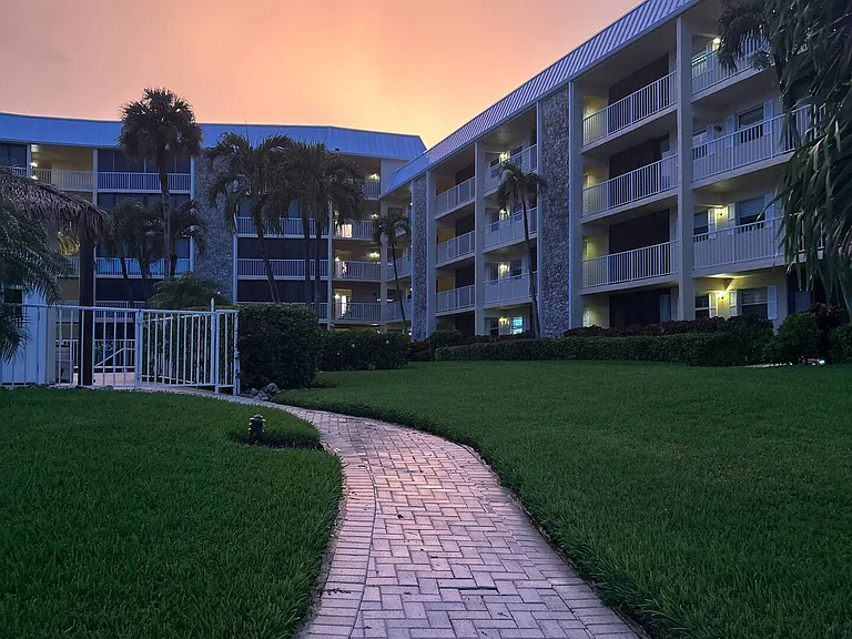3000 Gulf Shore Blvd N #104 — Photo 3