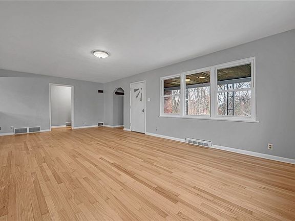 3rd image of 215 Russie Ave