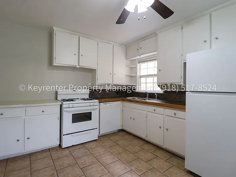 3322 E 23rd St — Photo 15