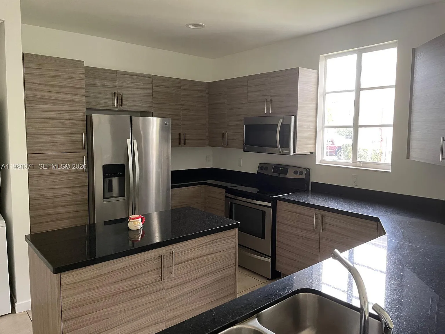 3 bed, 2.5 bath, 1700 sqft, $3,150 — Photo 2