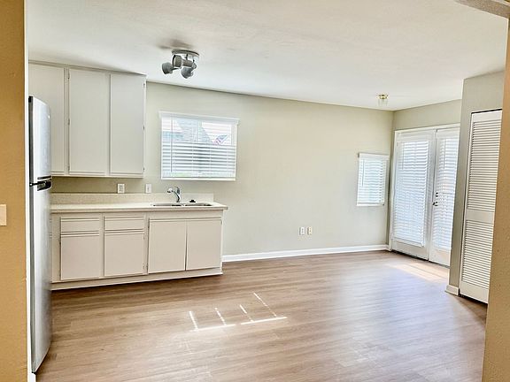 5th image of 4423 49th St APT A