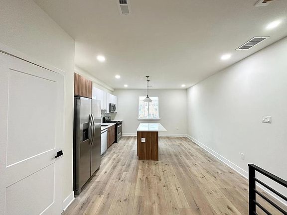 4th image of 2500 E Tioga St #B21