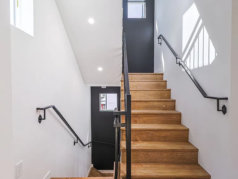 1227 N June St — Photo 45