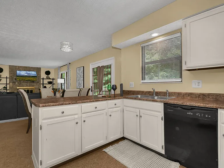 3084 Highland Park Dr — Photo 8
