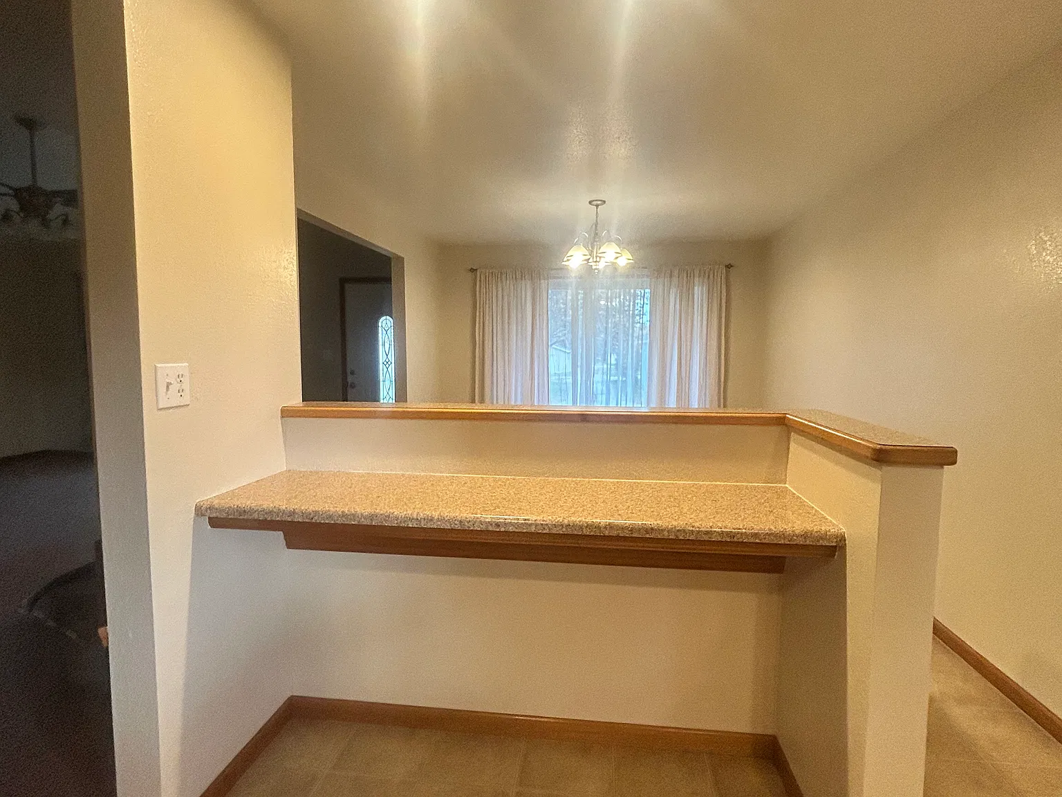 5 bed, 2800 sqft, $2,100 — Photo 3