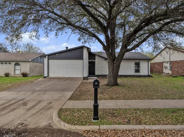 7449 Sandhurst Ln S, North Richland Hills, TX 76182