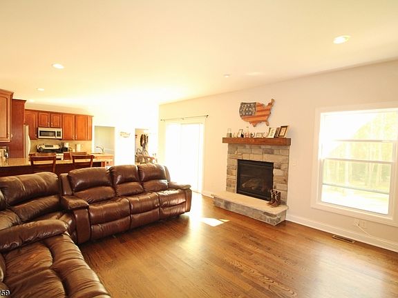 4th image of 33 Fawn Hollow Dr