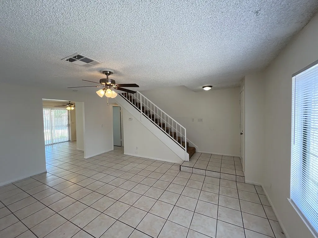 3 bed, 2.0 bath, 1401 sqft, $1,650 — Photo 4