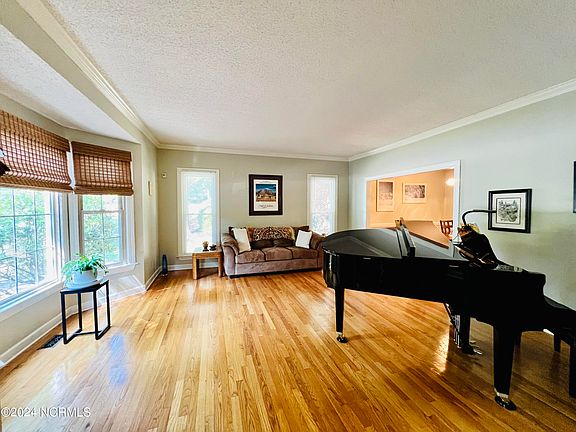 4th image of 3203 Old Oak Walk