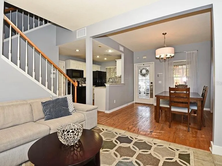 1042 N Hampton Ave — Photo 7