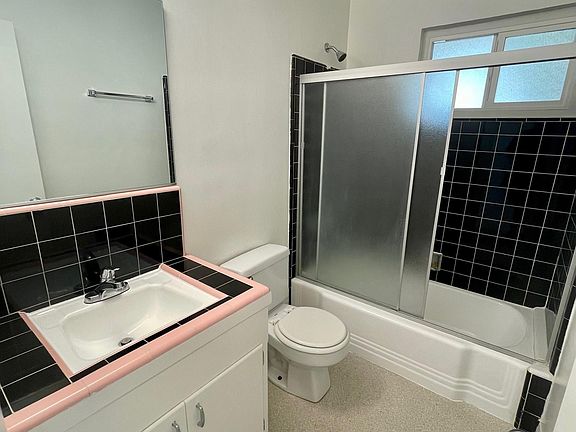 5th image of 934 N Gardner St APT 16