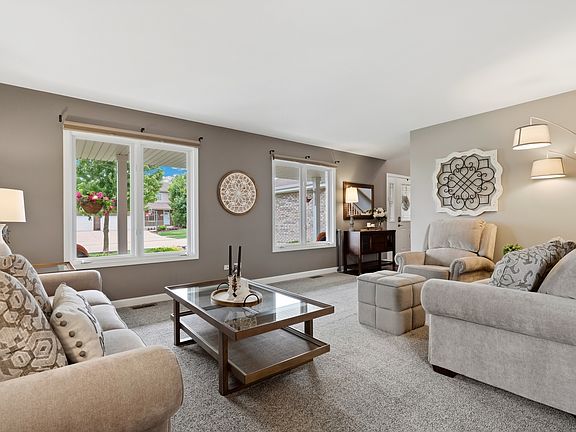 3rd image of 820 Karen Ln