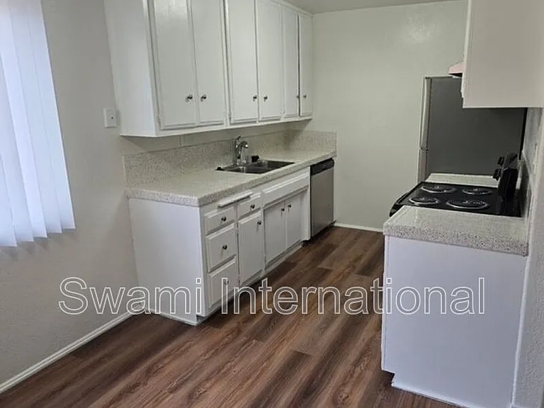 308 W Queen St #14 — Photo 3