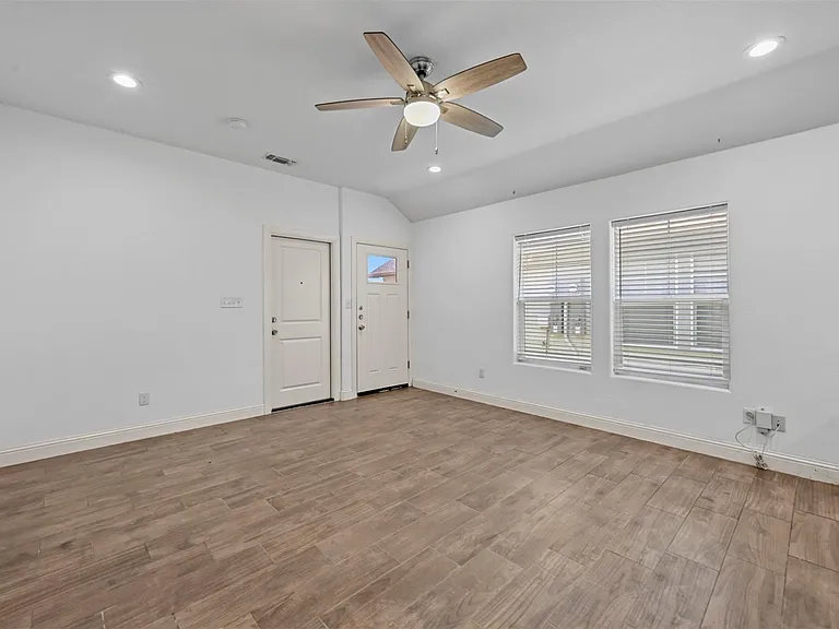 607 E Carter St #607 — Photo 16