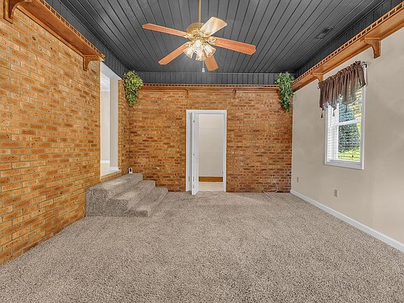 4th image of 601 Lincoln Ln.