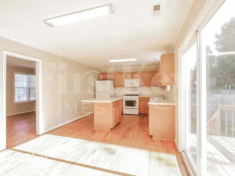 2400 Devon Dr — Photo 6