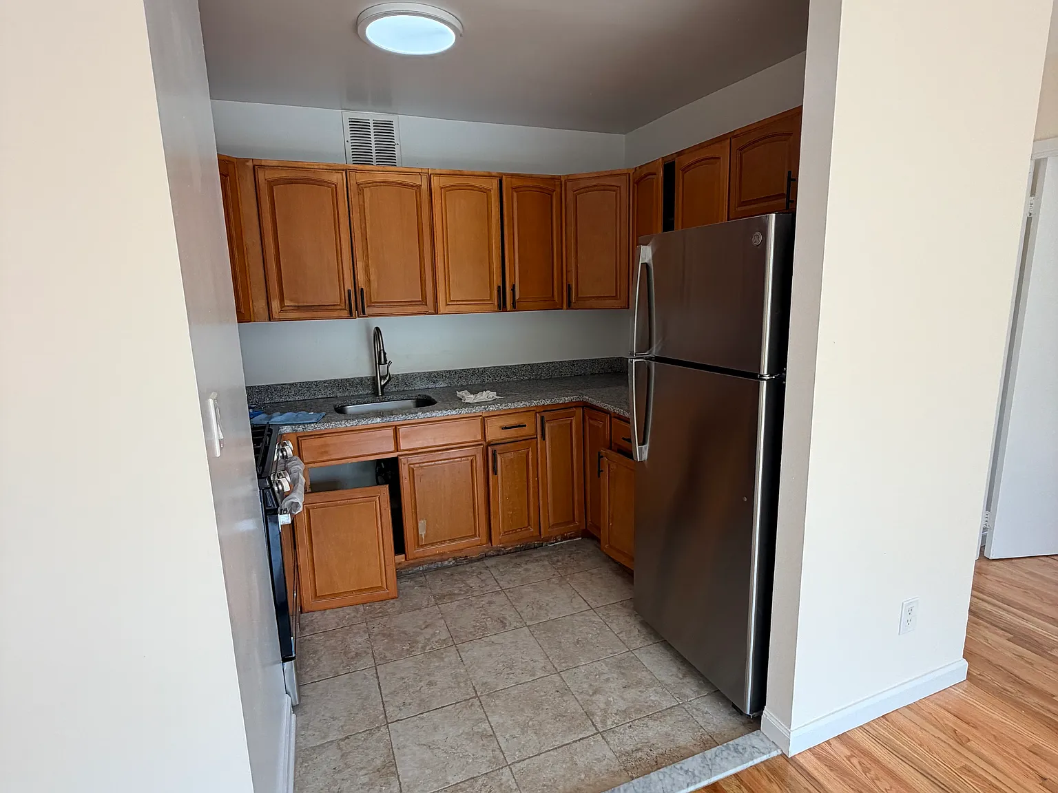 1 bed, $2,400 — Photo 3