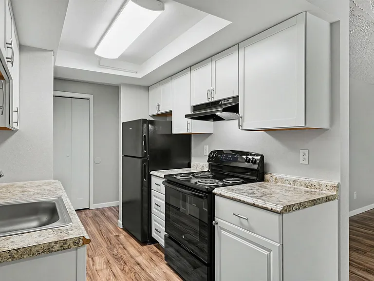 River Court Apartments - Updated Units With A View! — Photo 18