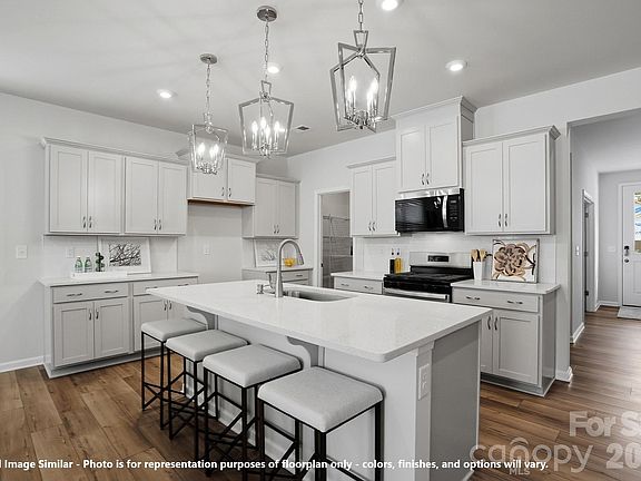 3rd image of 2819 Bowman Dr