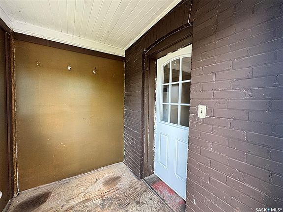 4th image of 303 4th AVENUE W