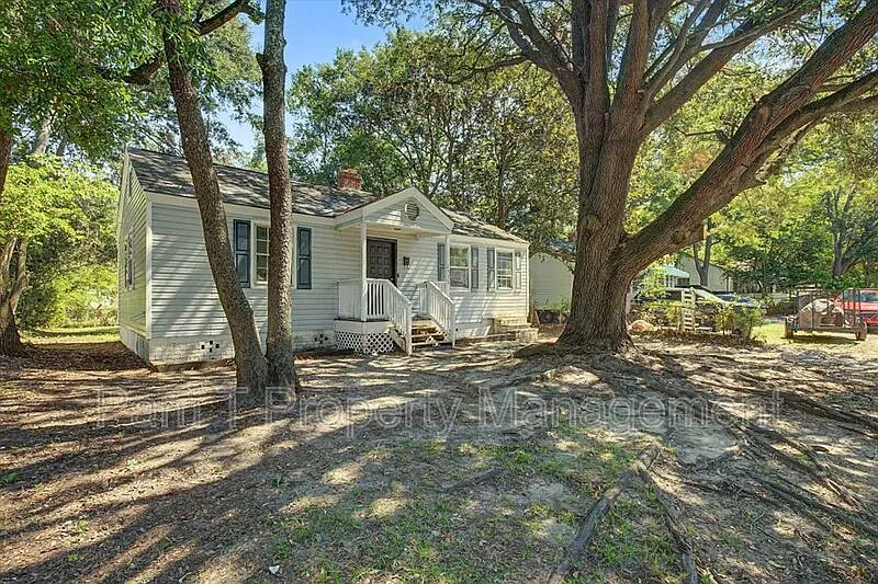 3 bed, 1.0 bath, 975 sqft, $1,855 — Photo 2