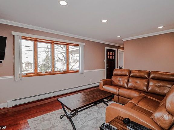 4th image of 15 Whalen St