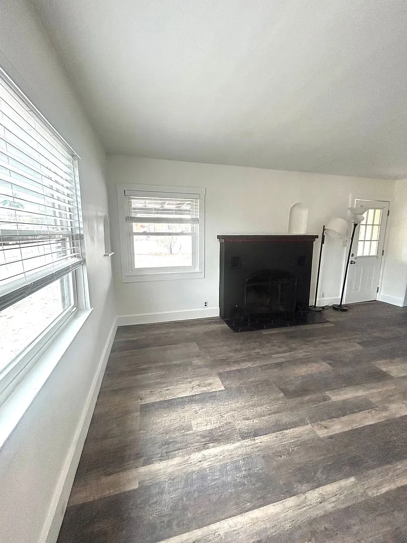 Newly Renovated 2 Bedroom 1 Bathroom Home — Photo 4