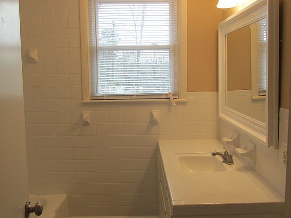 5th image of 141 W Park Dr