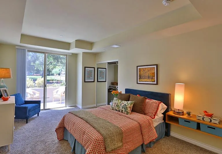 Oasis at Lake Encino — Photo 32