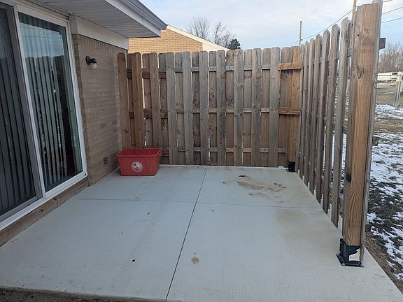 2nd image of 874 Daggett Ave #1