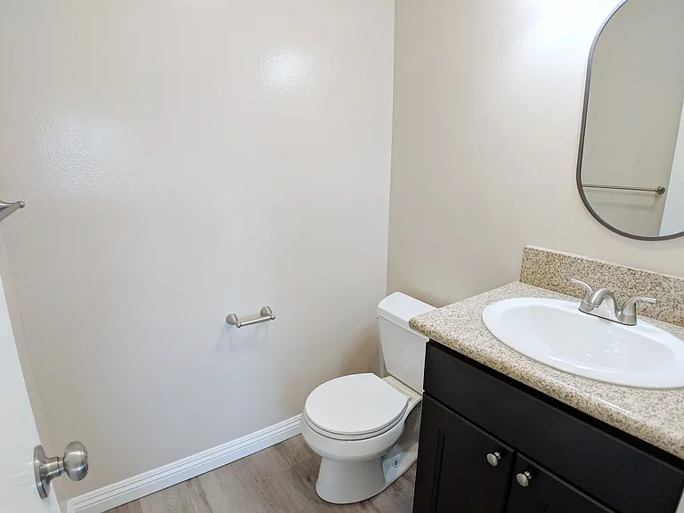 2851 Montrose Ave — Photo 17