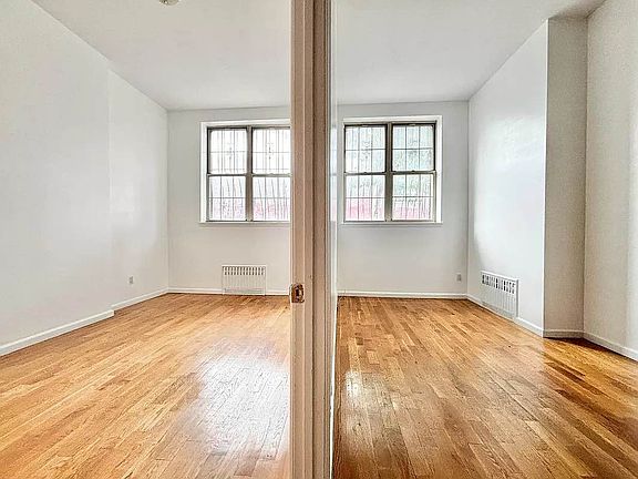 3rd image of 154 Grattan St APT 1