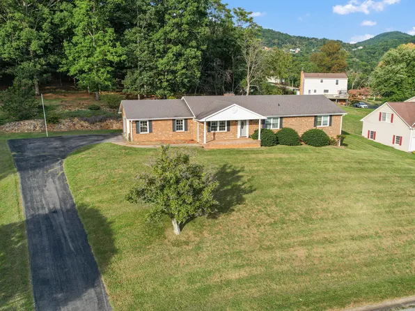 3965 Poplar Grove Dr, Vinton, VA 24179
