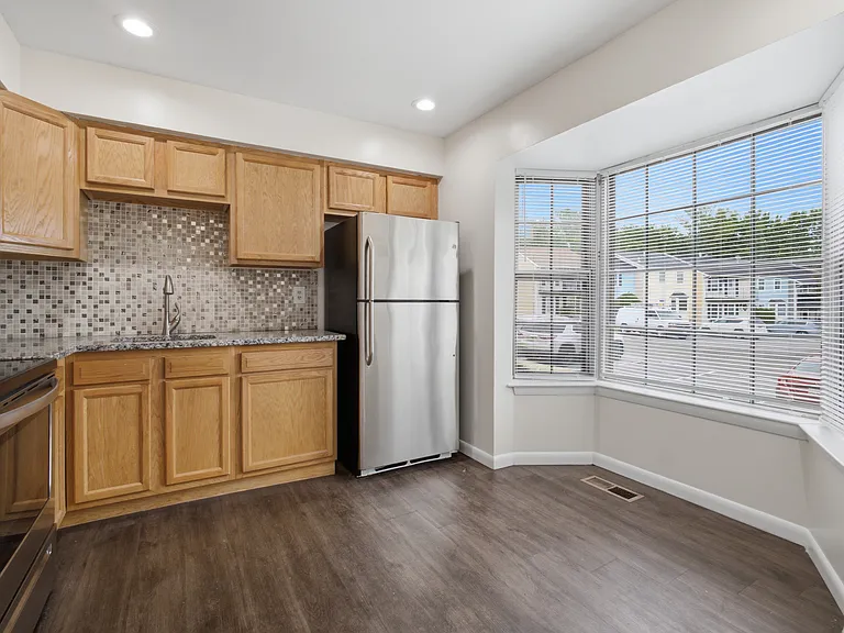 398 Harry S Truman Dr — Photo 2