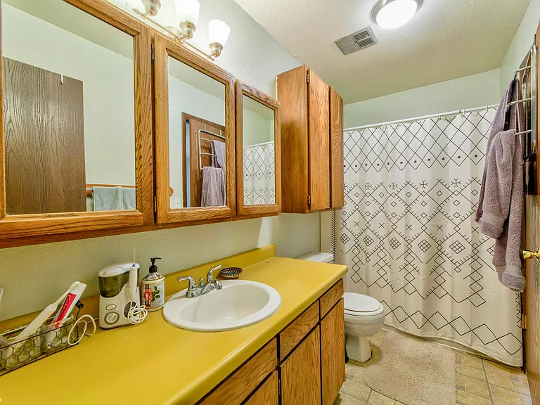 Main level bath