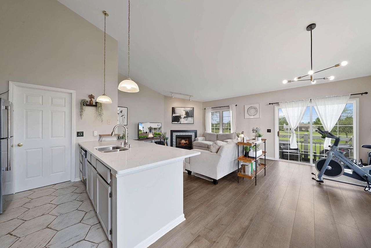 654 Geneva National AVENUE NORTH North #6-36