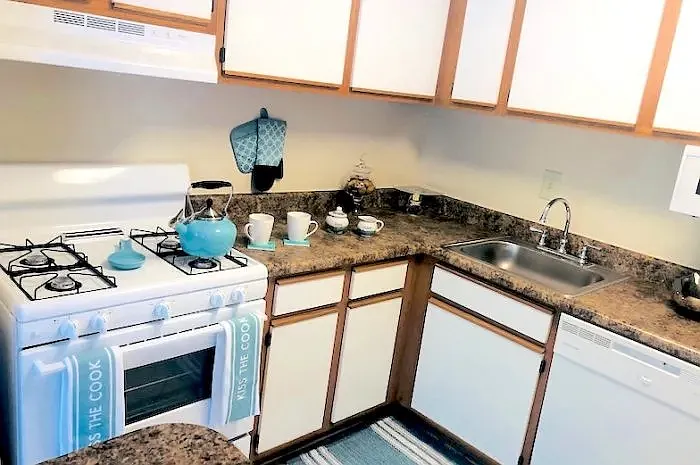 Round Hill Apartments of Chevy Chase — Photo 13