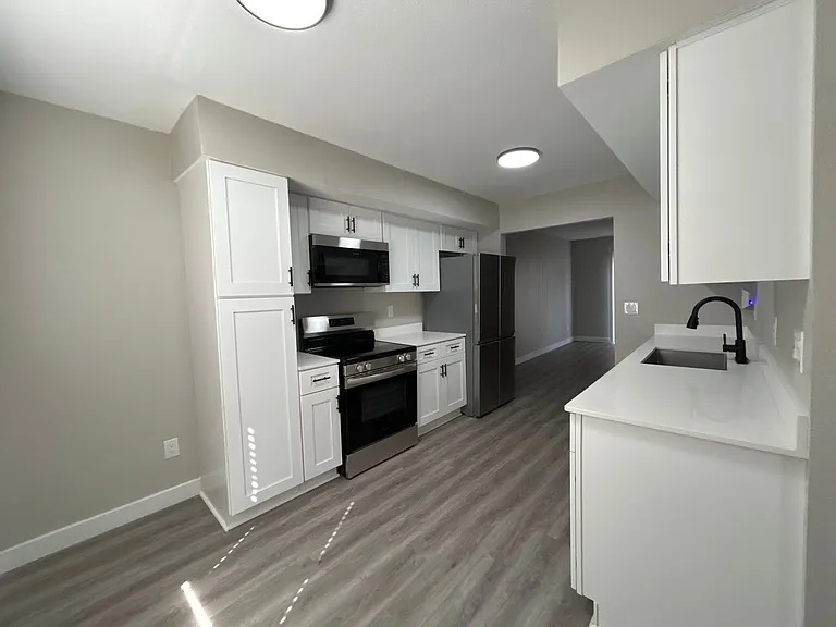 805 Lindenwood Dr S — Photo 3