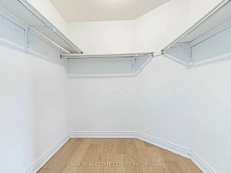 3339 Crompton Cres — Photo 25