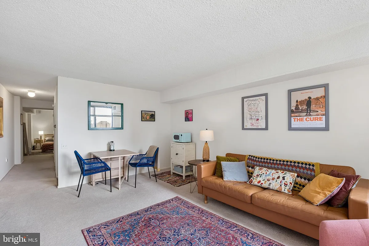 Building Photo - 1420 Locust St #14H