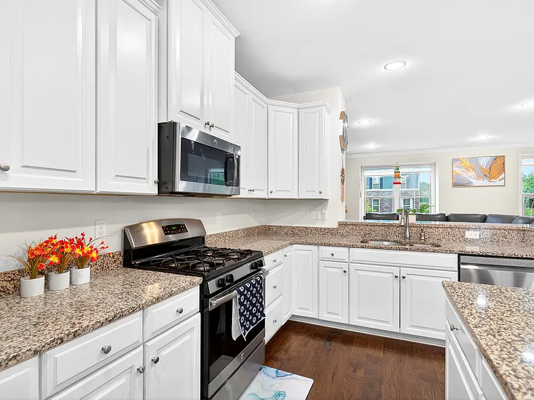 408 Fairmont Dr — Photo 12
