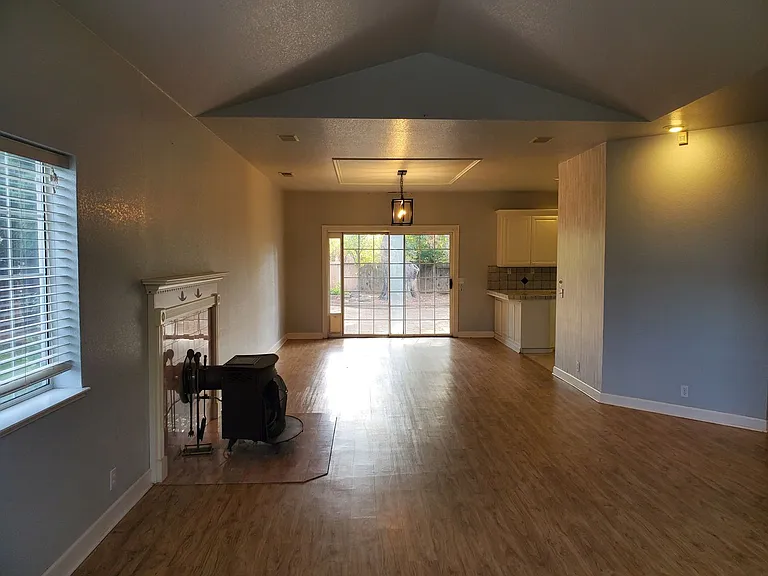 1661 Manzanita Ave — Photo 13