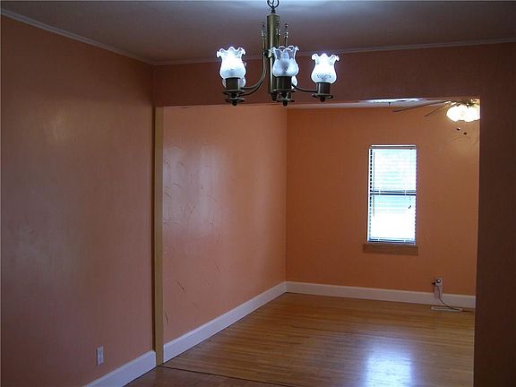 5th image of 940 SW 32nd St