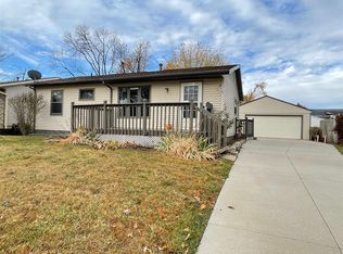 4401 Pine View Dr NE, Cedar Rapids, IA 52402