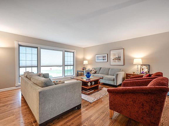 3rd image of 1675 Dartmouth Ln