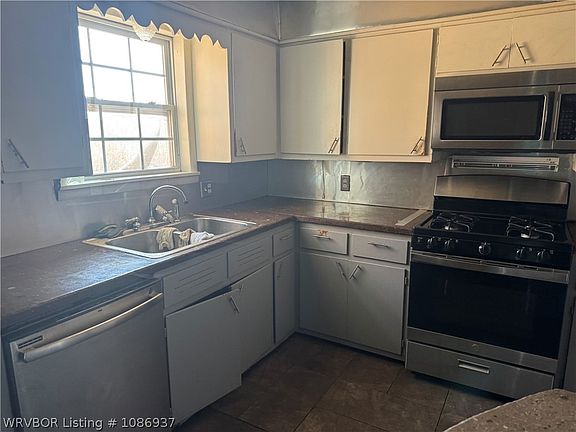 3rd image of 123 College Rd