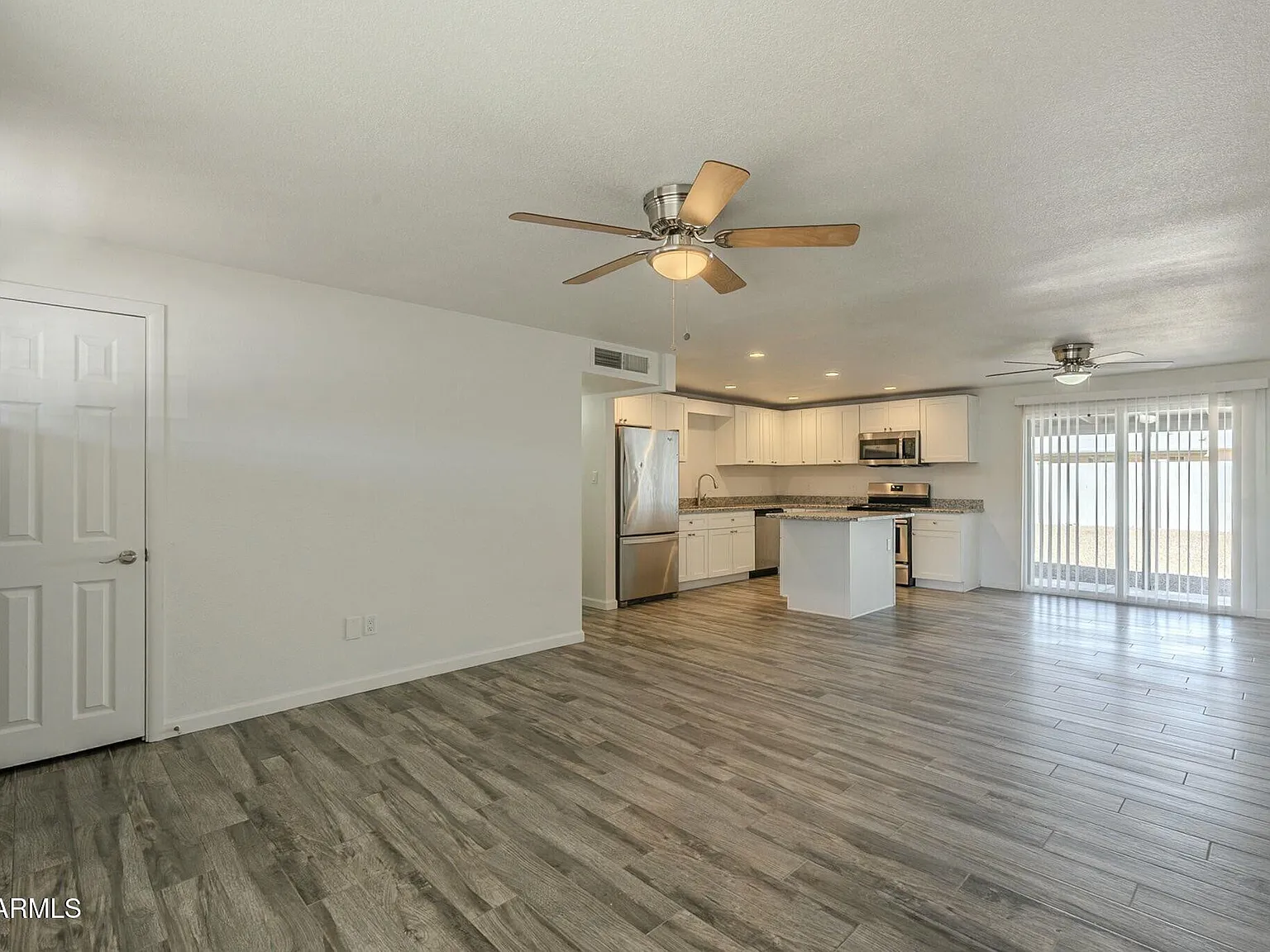 3 bed, 1152 sqft, $2,300 — Photo 4