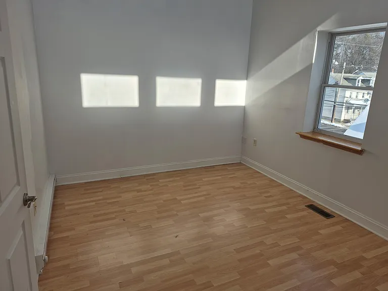 807 Sarah St #E — Photo 9
