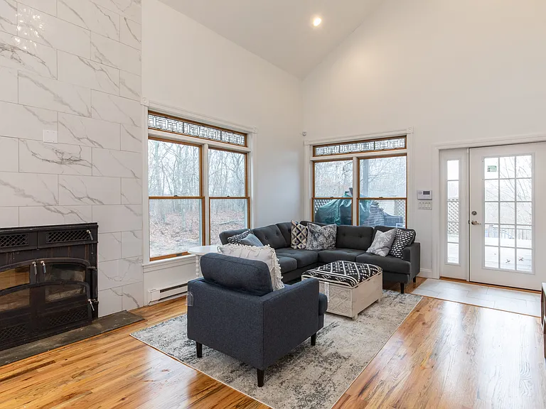 242 N Magee St — Photo 8