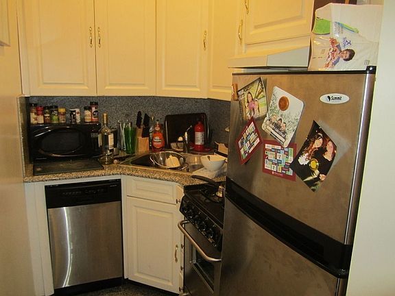 4th image of 113 W 70th St APT 3